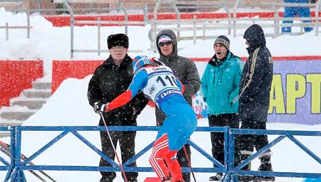 СО. Австрийские спортсменки покатаются на лыжах совместно со спецназовцами