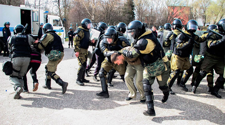 ЗРЕЛЫЙ ЧЕКИЗМ. Путинские банды учатся подавлять массовые протесты рабочих ВИДЕО